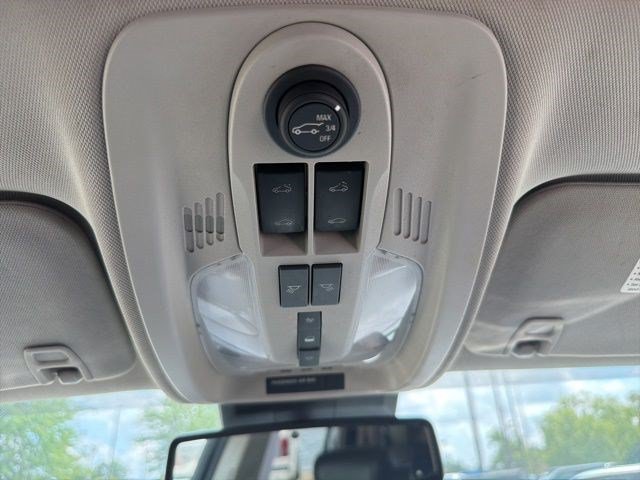 Used 2017 White Frost Tricoat GMC SLT image 28