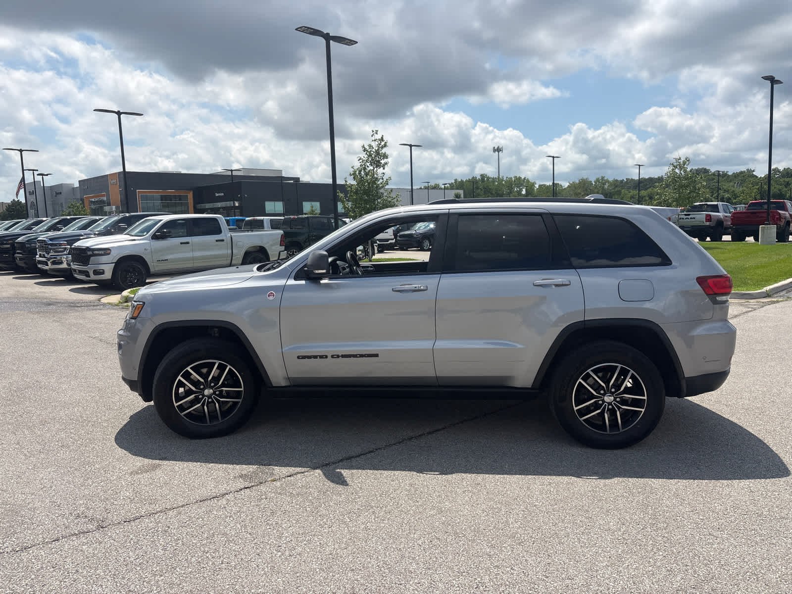 Used 2018 Billet Silver Metallic Clearcoat Jeep Trailhawk image 6