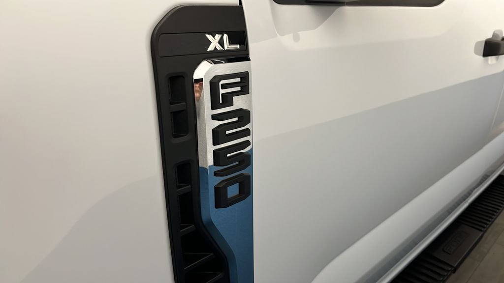 Used 2025 Oxford White Ford XL image 35