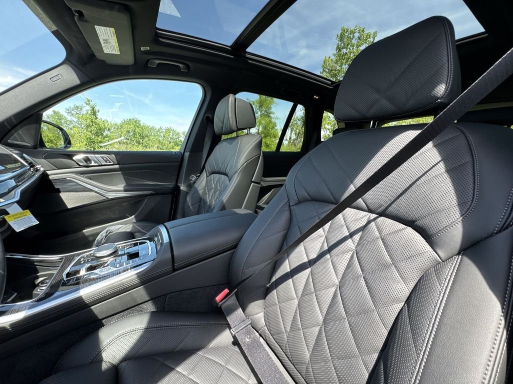 New 2026 Mineral White Metallic BMW xDrive40i image 13