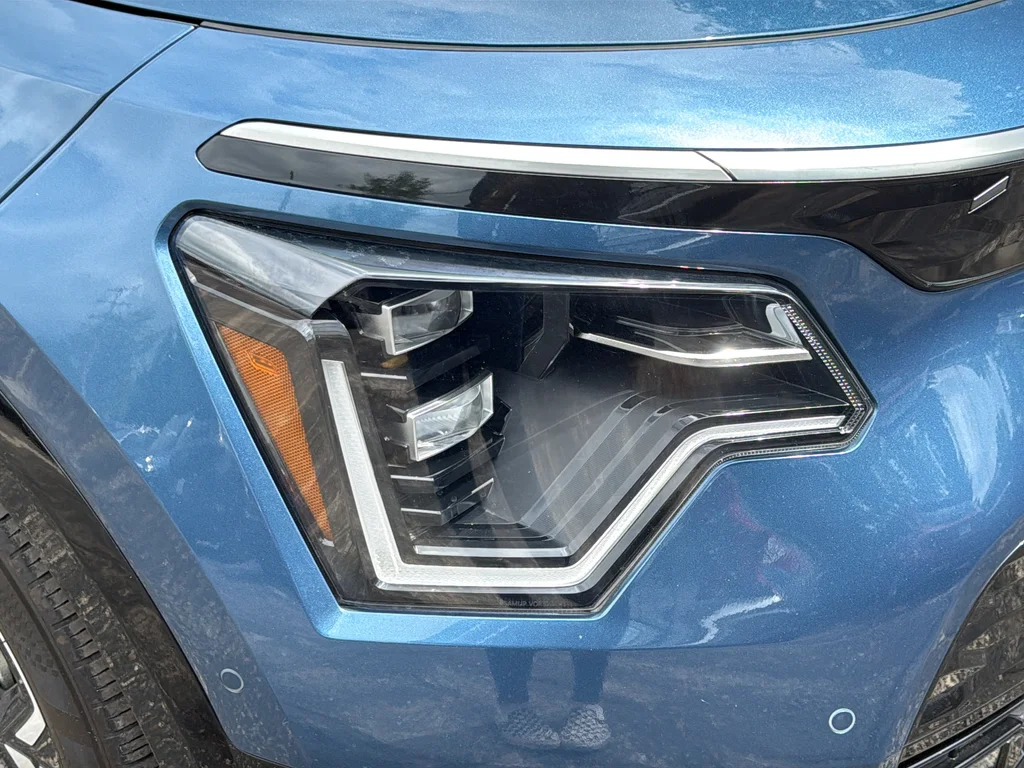 Used 2023 Blue Kia Wave image 27