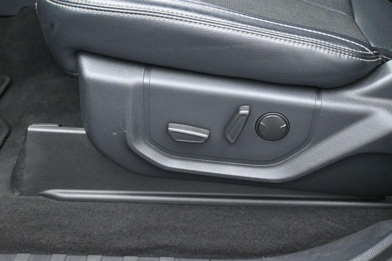 Used 2022 Star White Metallic Tri-Coat Ford LARIAT image 13