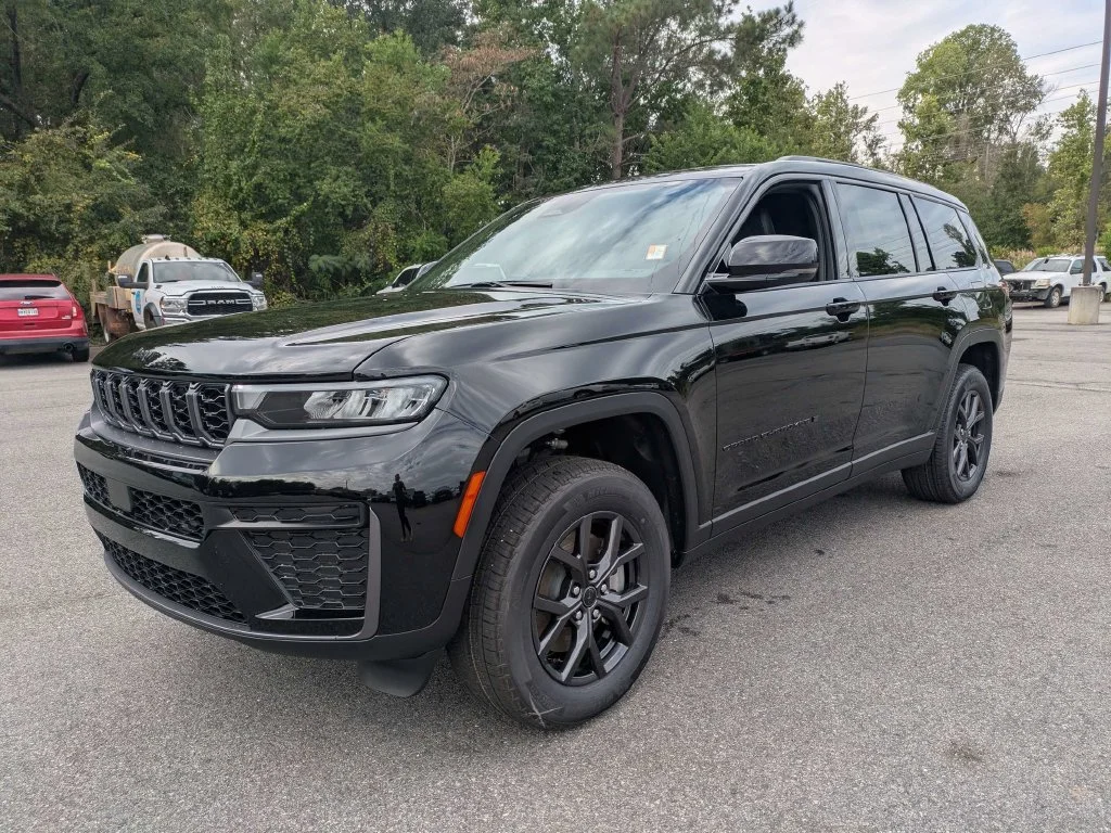 New 2027 Black Jeep  image 8