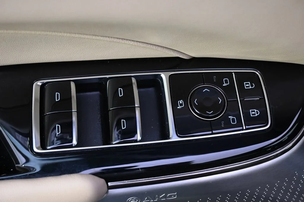 2025 Cadillac LYRIQ Luxury 3 - Photo 23