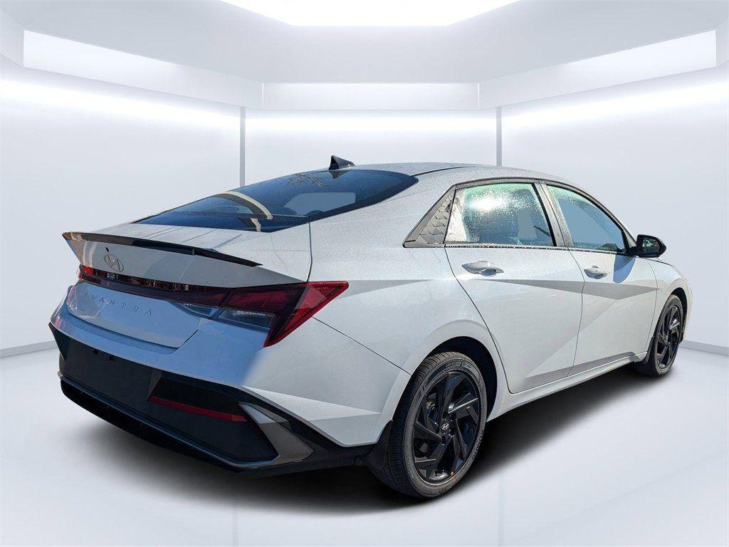 New 2026 White Hyundai SEL Sport image 3