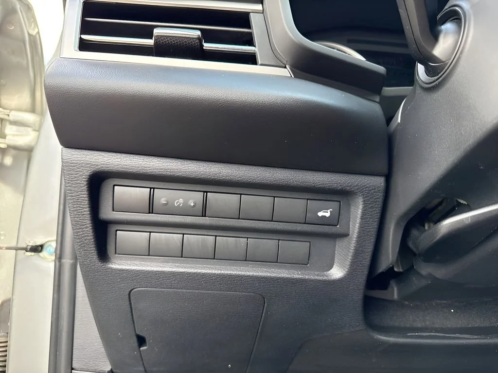 Used 2022 Silver Mitsubishi SE image 25
