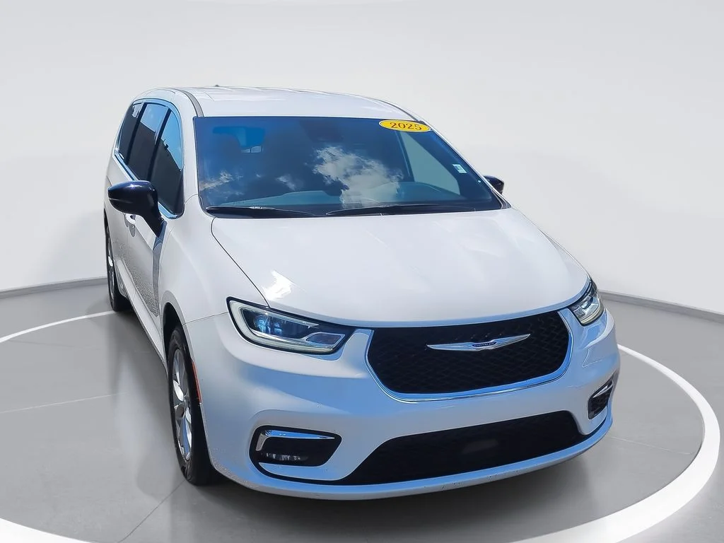 2025 Chrysler Pacifica Select AWD's photo
