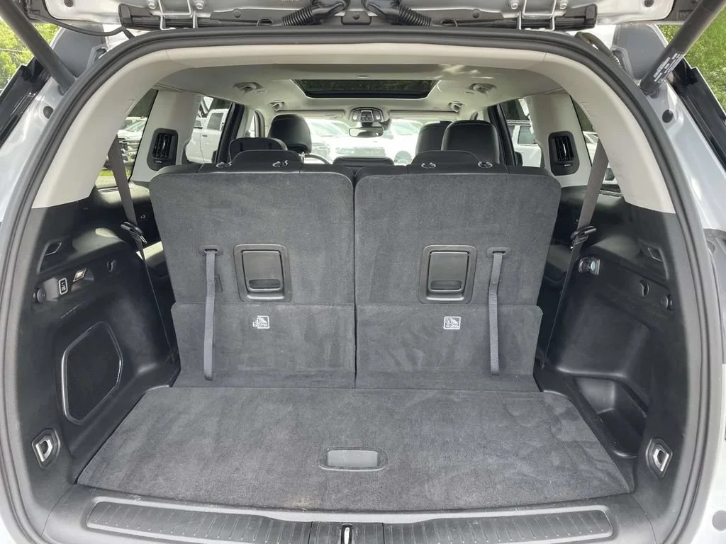 Used 2023 Silver Jeep Limited 4x4 image 48