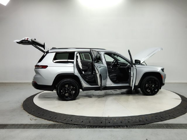 Used 2023 Silver Jeep Altitude image 17