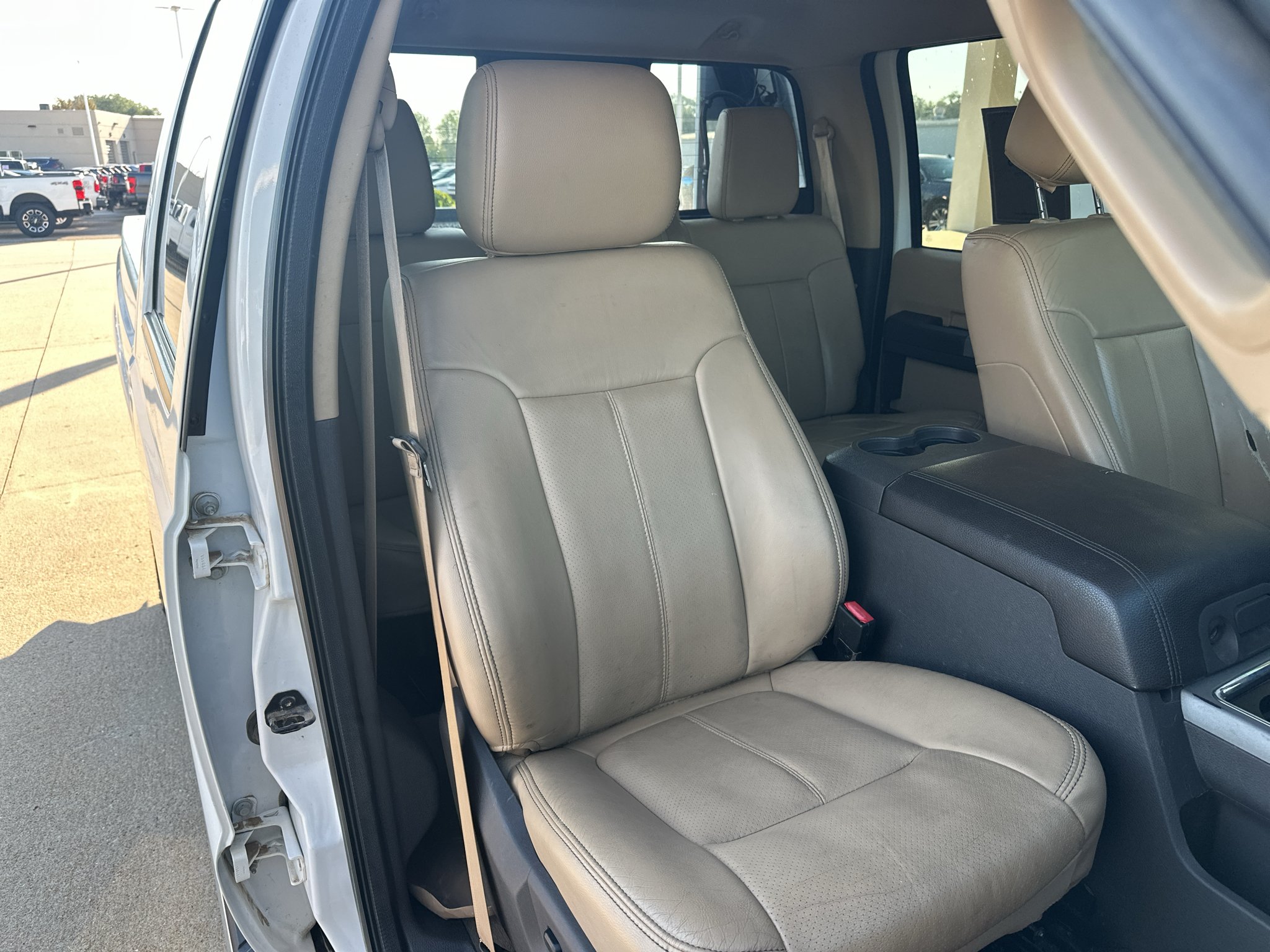 Used 2016 White Platinum Metallic Tri-Coat Ford LARIAT image 32