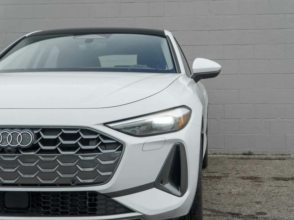 Used 2025 Glacier White Audi  image 11