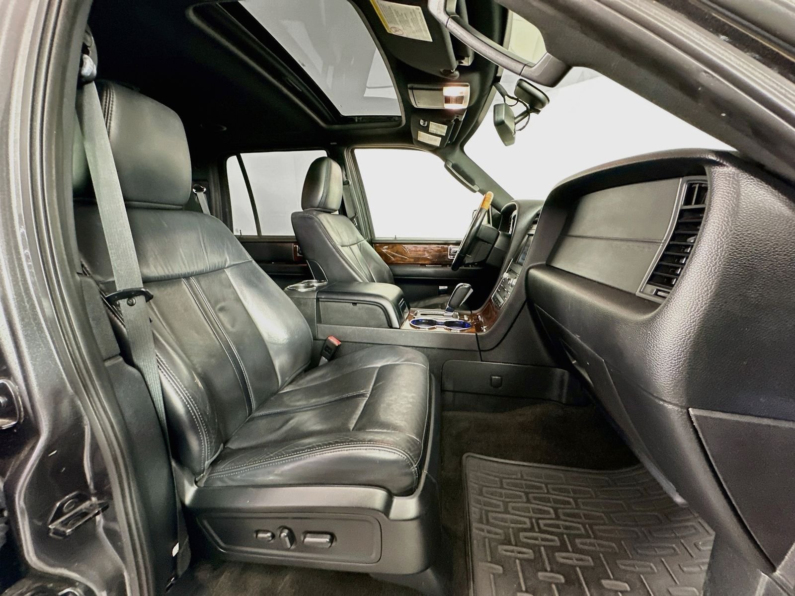 Used 2015 Magnetic Metallic Lincoln Base image 31