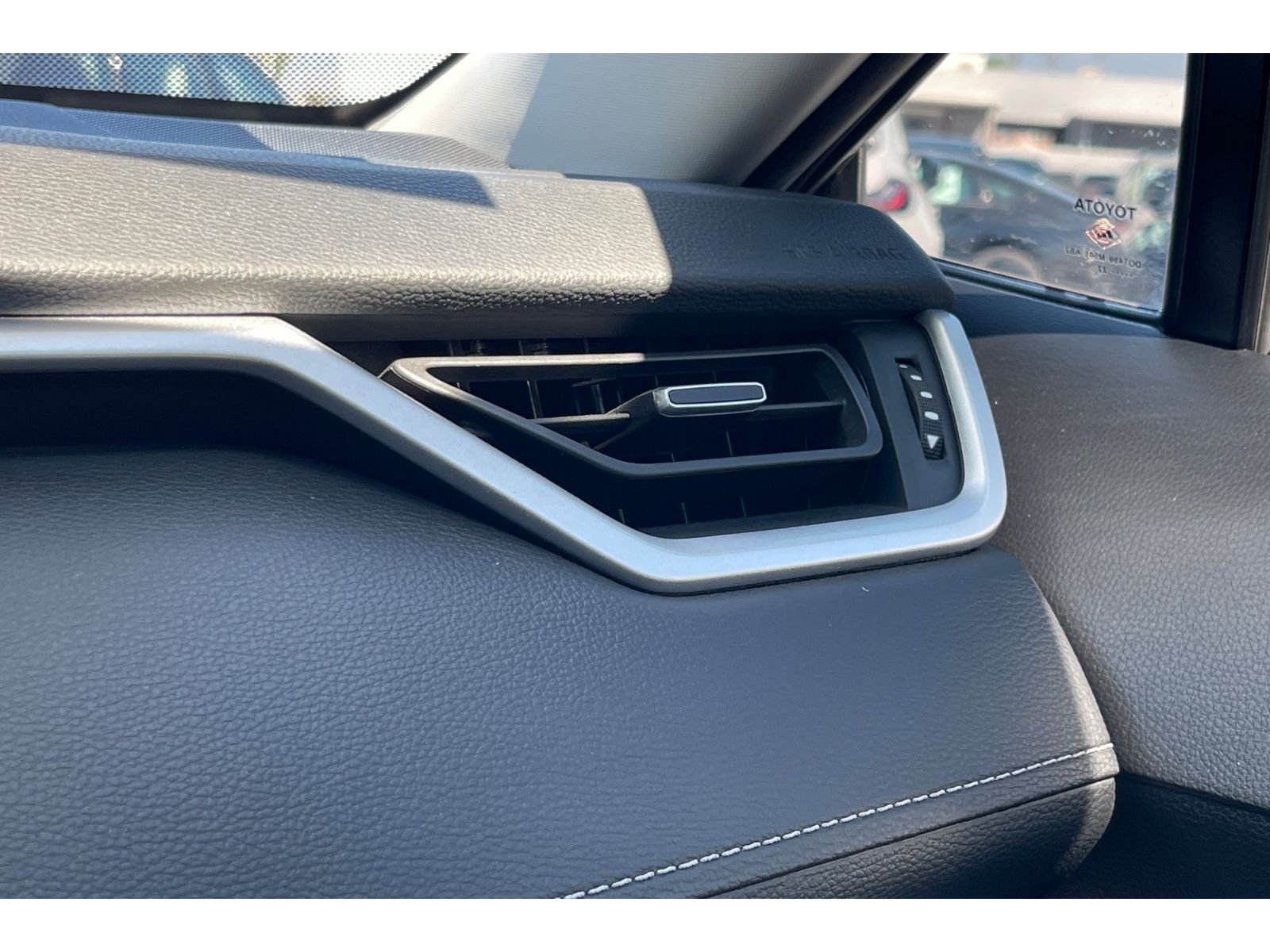 Used 2022 Lunar Rock Toyota XLE Premium image 31