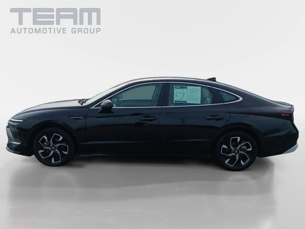 Used 2025 Black Hyundai SEL image 4