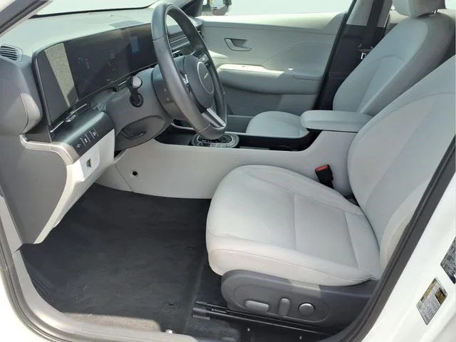 Used 2025 White Hyundai SEL image 14