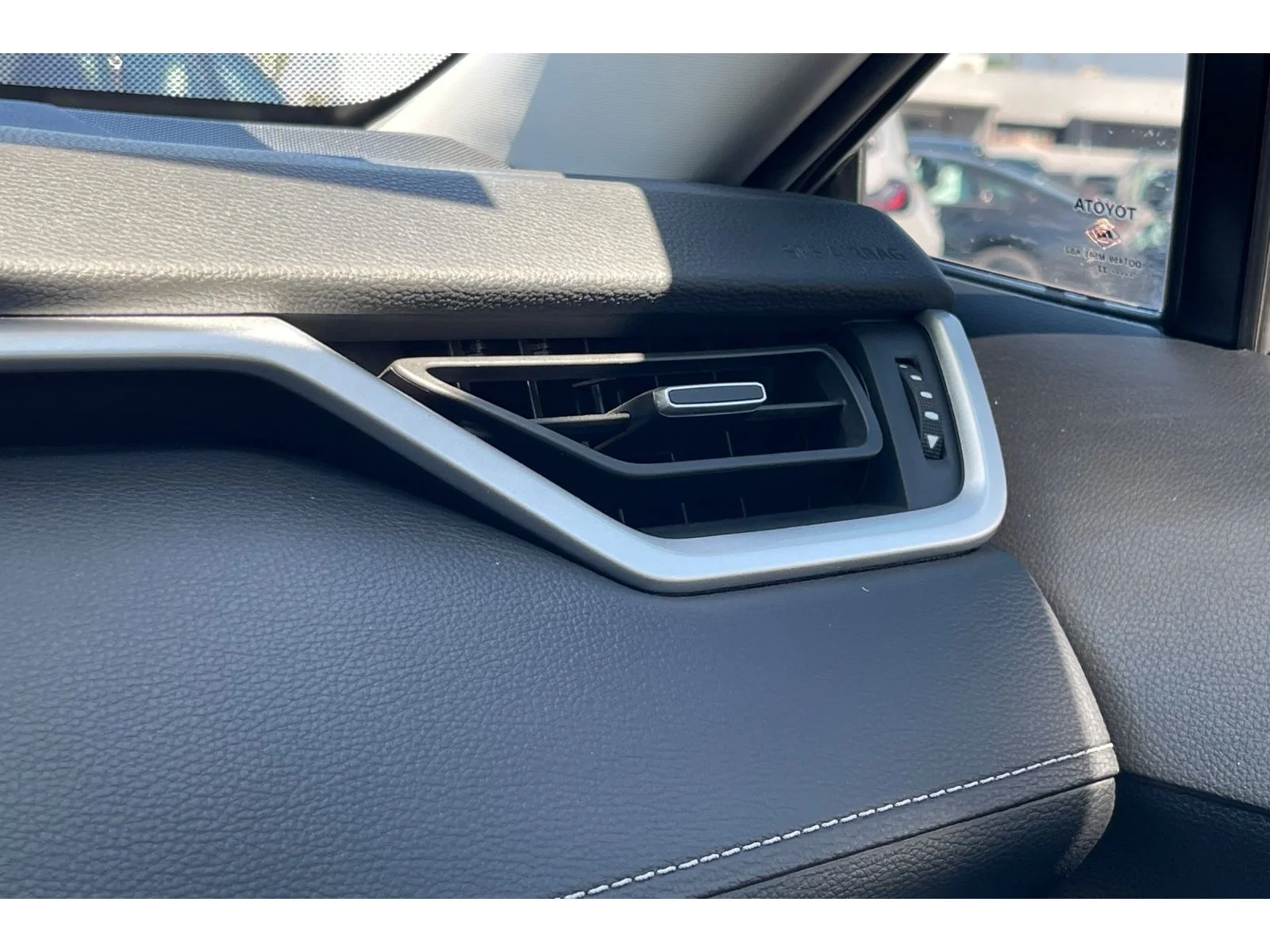 Used 2022 Lunar Rock Toyota XLE Premium image 31