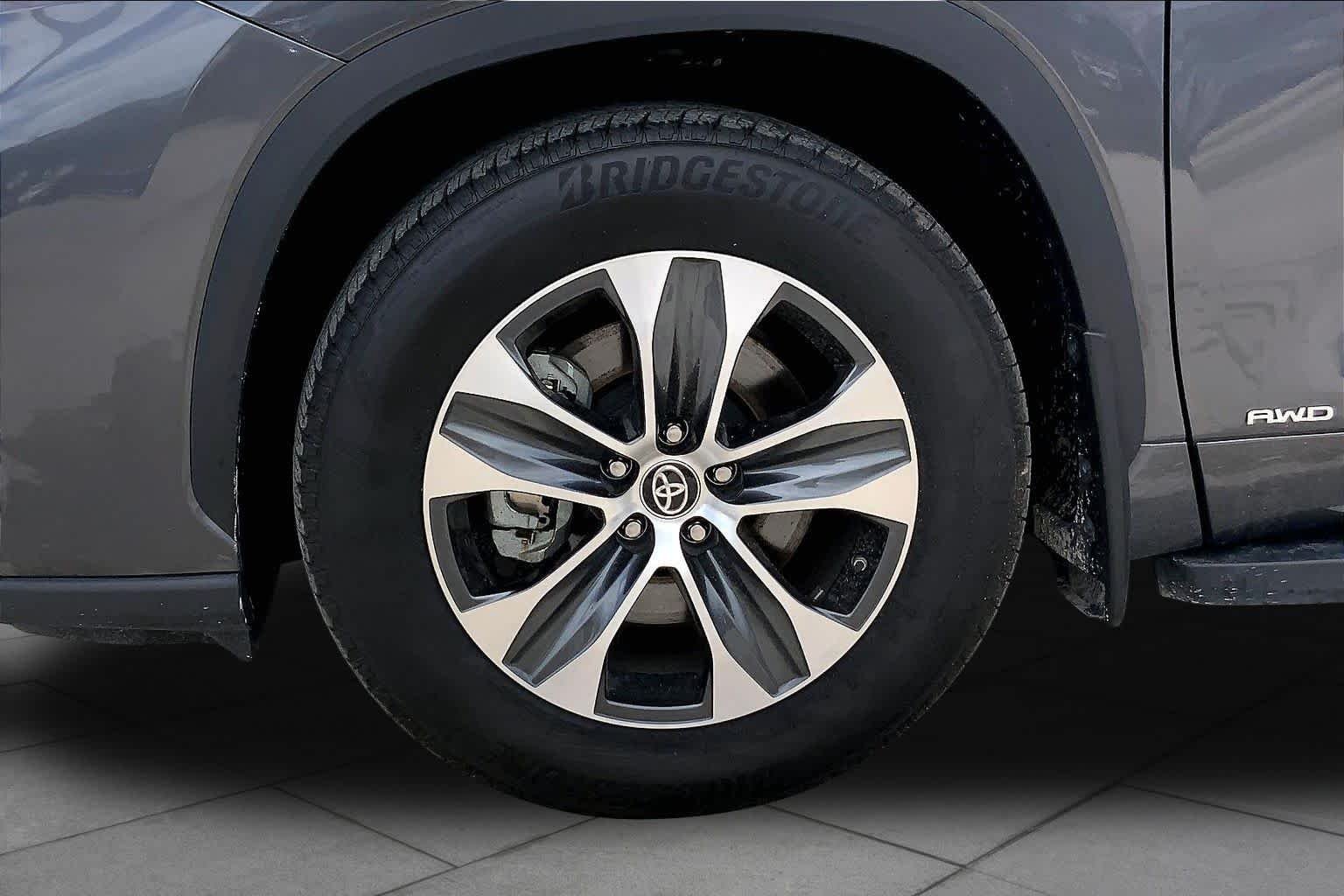2025 Toyota Highlander XLE - Photo 11