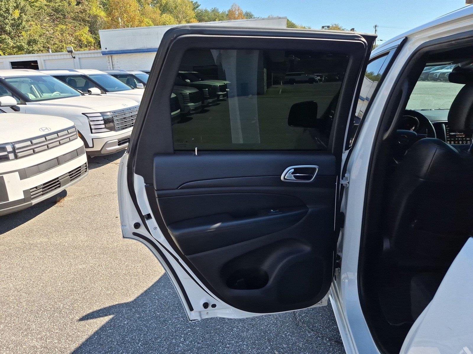 Used 2018 Bright White Clearcoat Jeep Altitude image 30