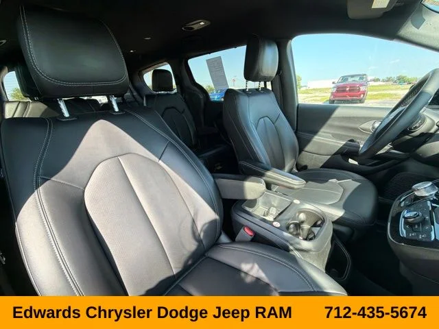 Used 2025 Red Chrysler Select image 29