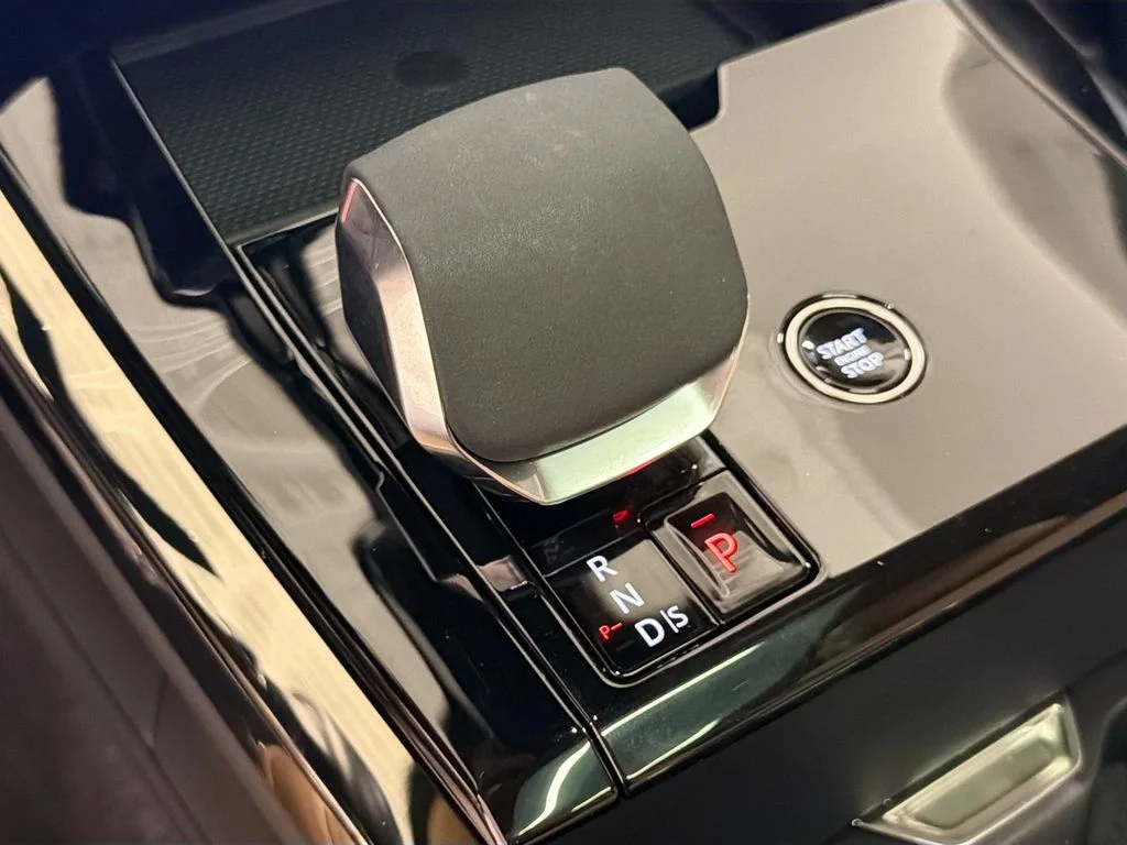 Used 2024 Blue Land Rover SE image 18