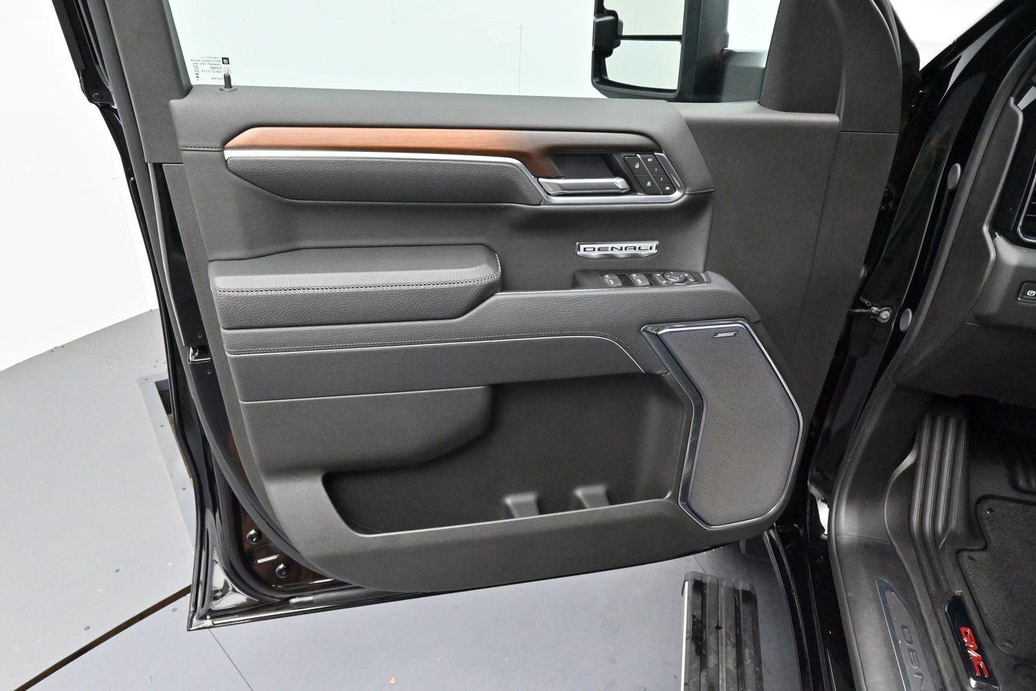 Used 2025 Onyx Black GMC Denali image 10