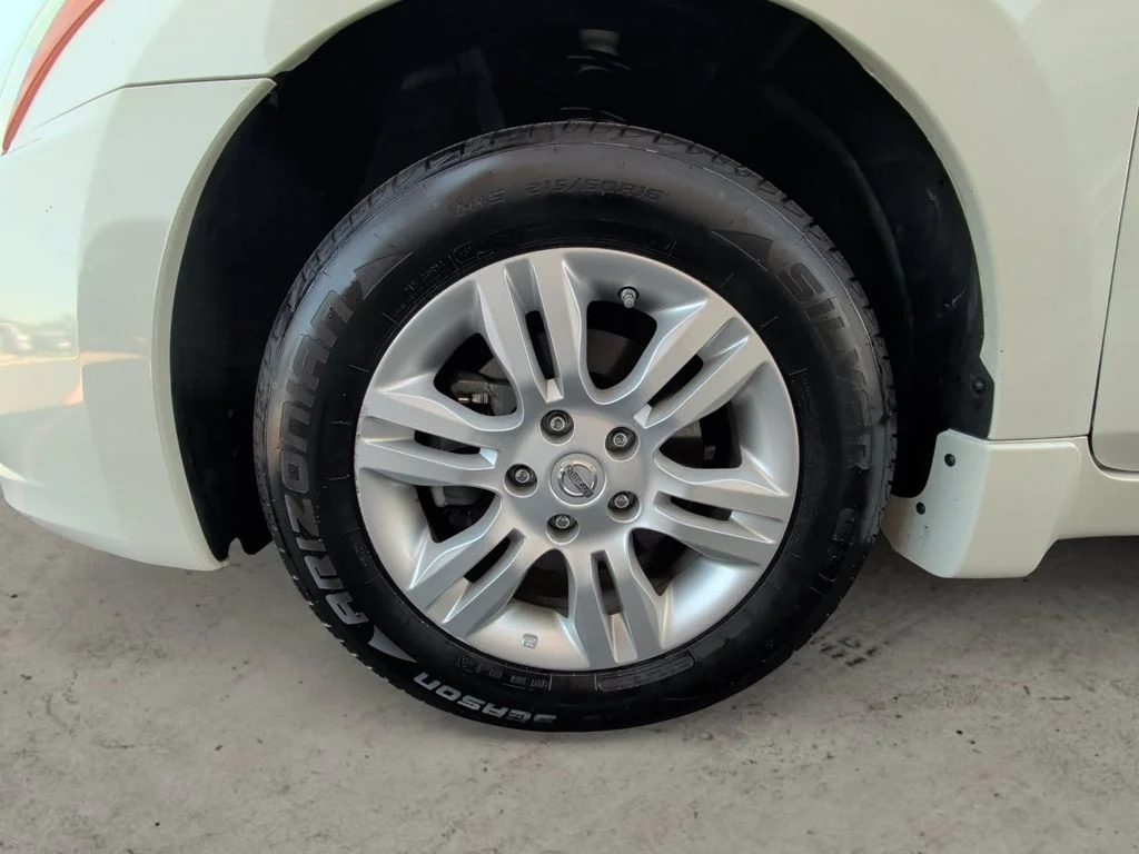 Used 2012 White Nissan 2.5 S image 9