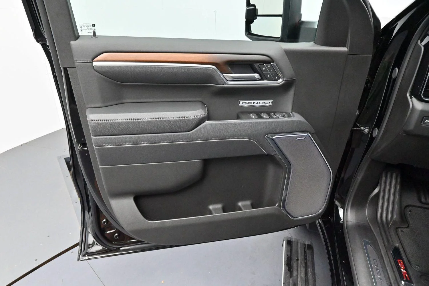 Used 2025 Onyx Black GMC Denali image 10