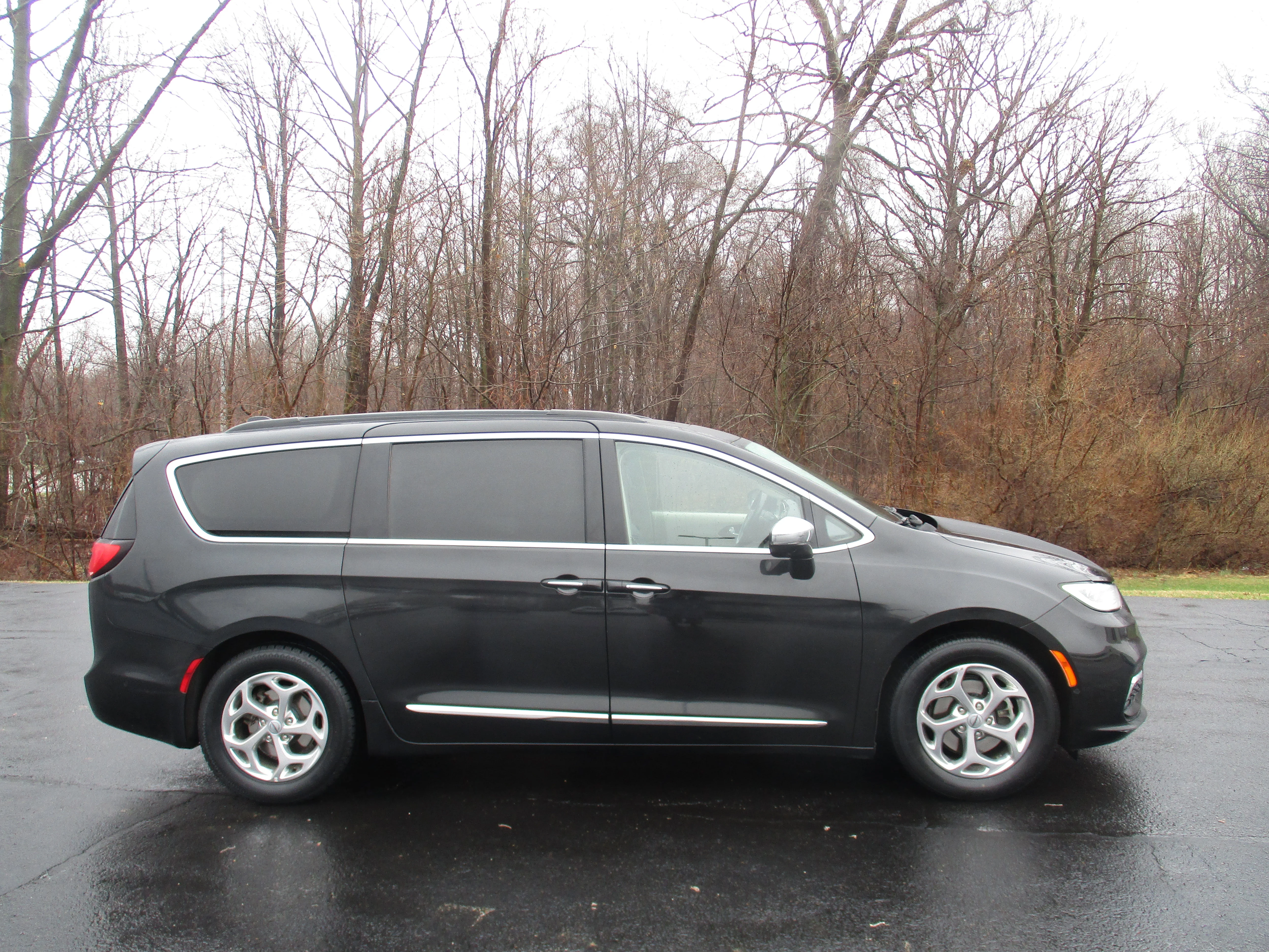 Used 2022 Brilliant Black Crystal Pearlcoat Chrysler Limited image 6