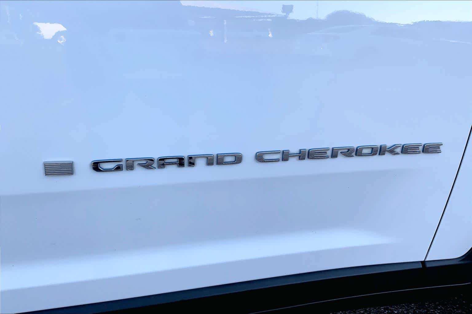 Used 2022 Bright White Clearcoat Jeep  image 9