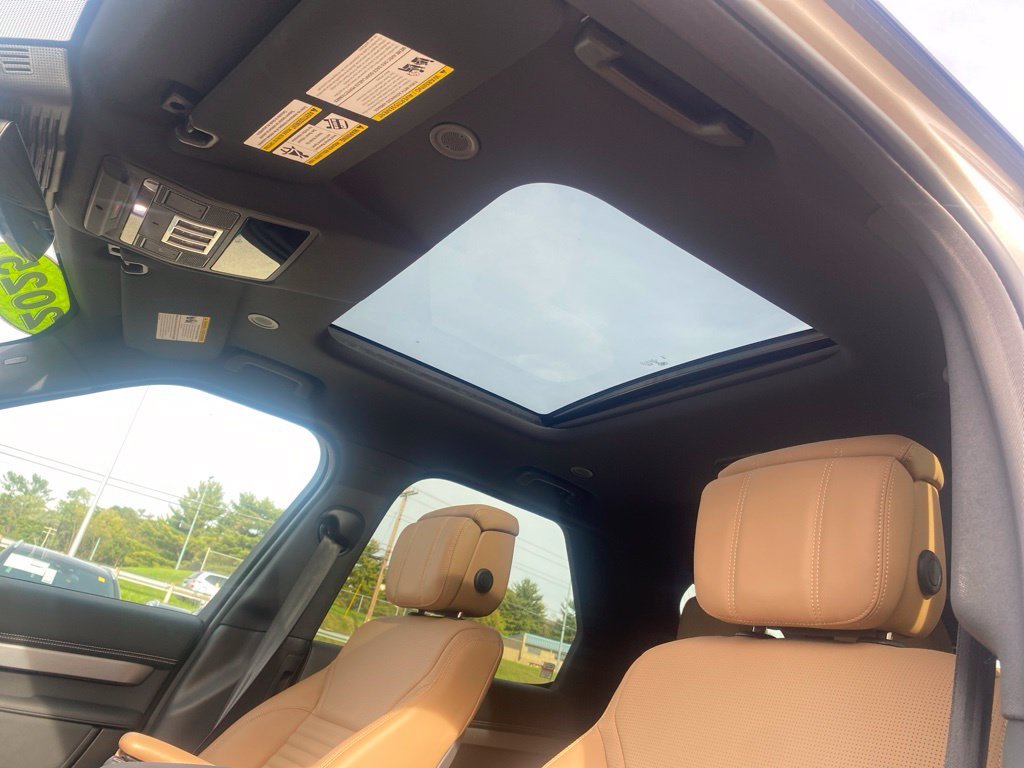 Used 2025  Land Rover Dynamic SE image 21
