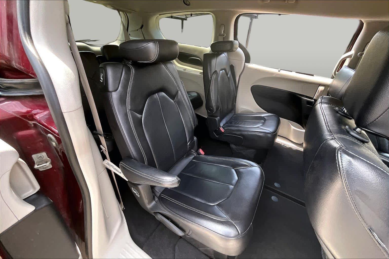 Used 2022 Velvet Red Pearlcoat Chrysler Touring L image 19