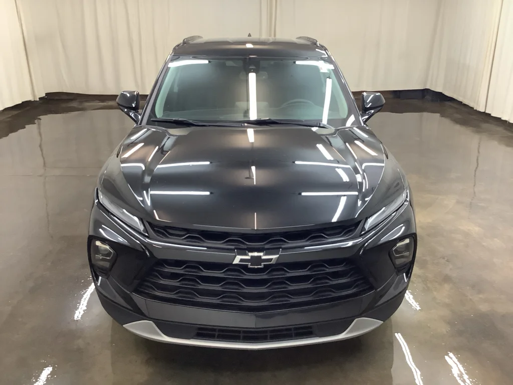 Used 2023 BLACK Chevrolet LT image 3
