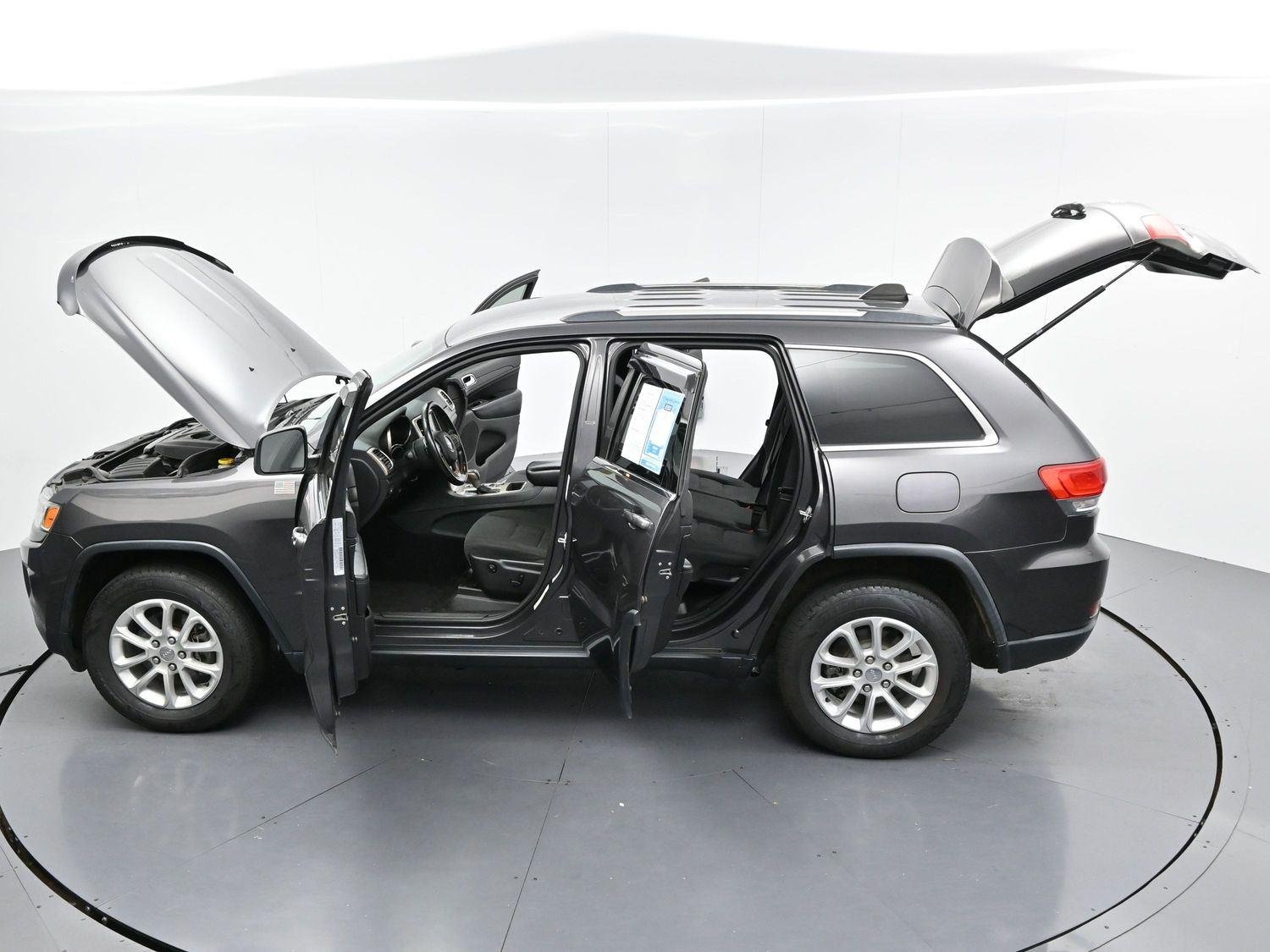 Used 2016 Granite Crystal Metallic Clearcoat Jeep Laredo image 38