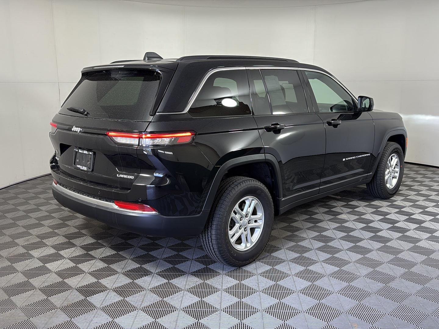 New 2025 Diamond Black Crystal Pearl-Coat Exterior Paint Jeep Laredo image 4