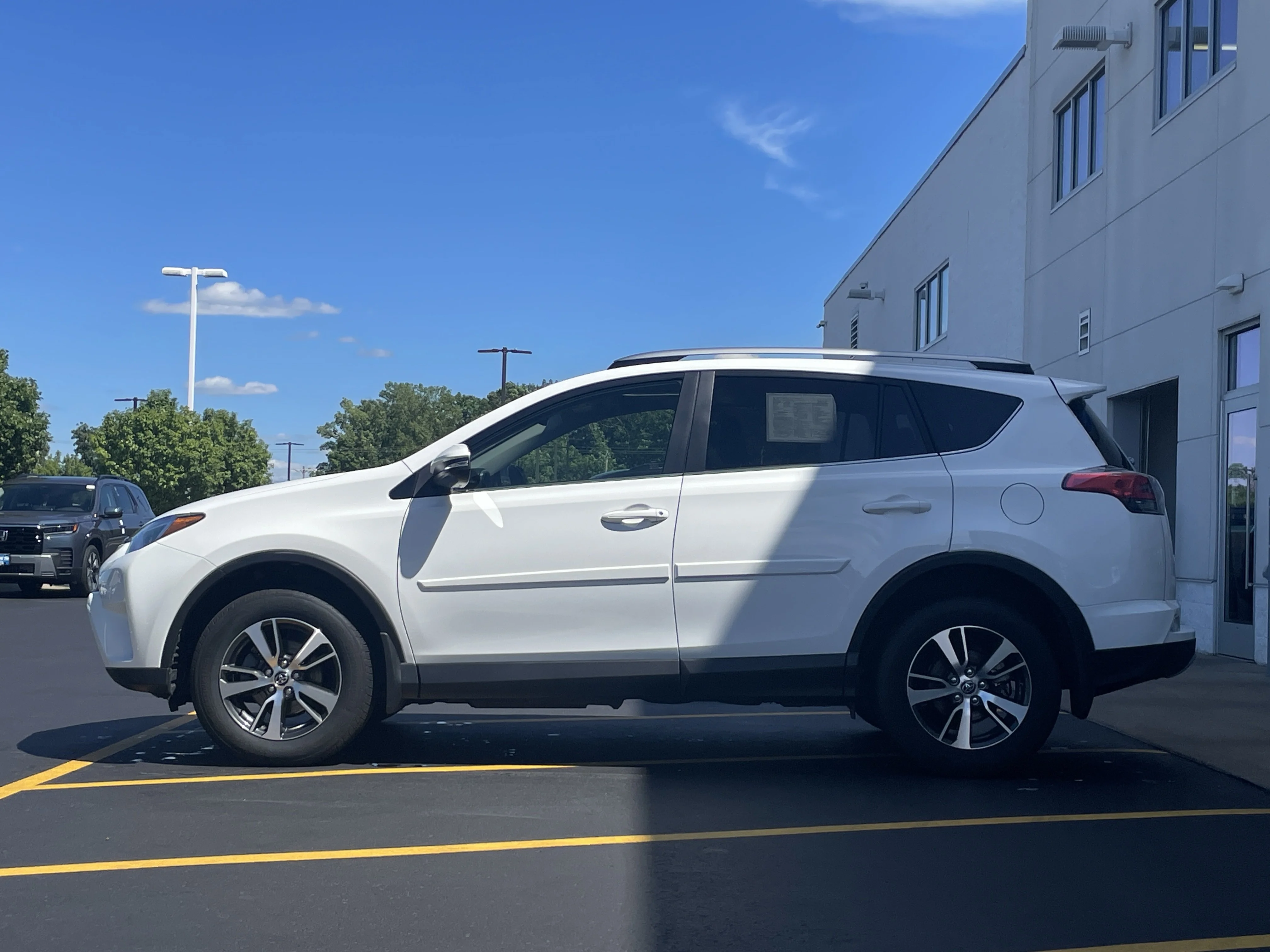 Used 2017 Super White Toyota XLE image 5