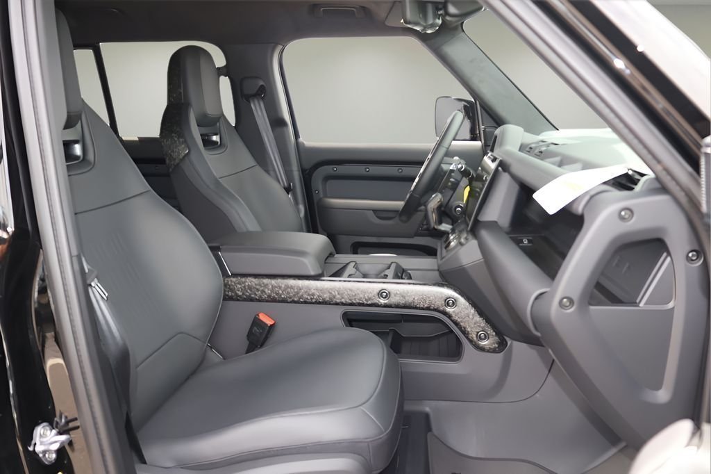 New 2026 Narvik Black LAND ROVER  image 17