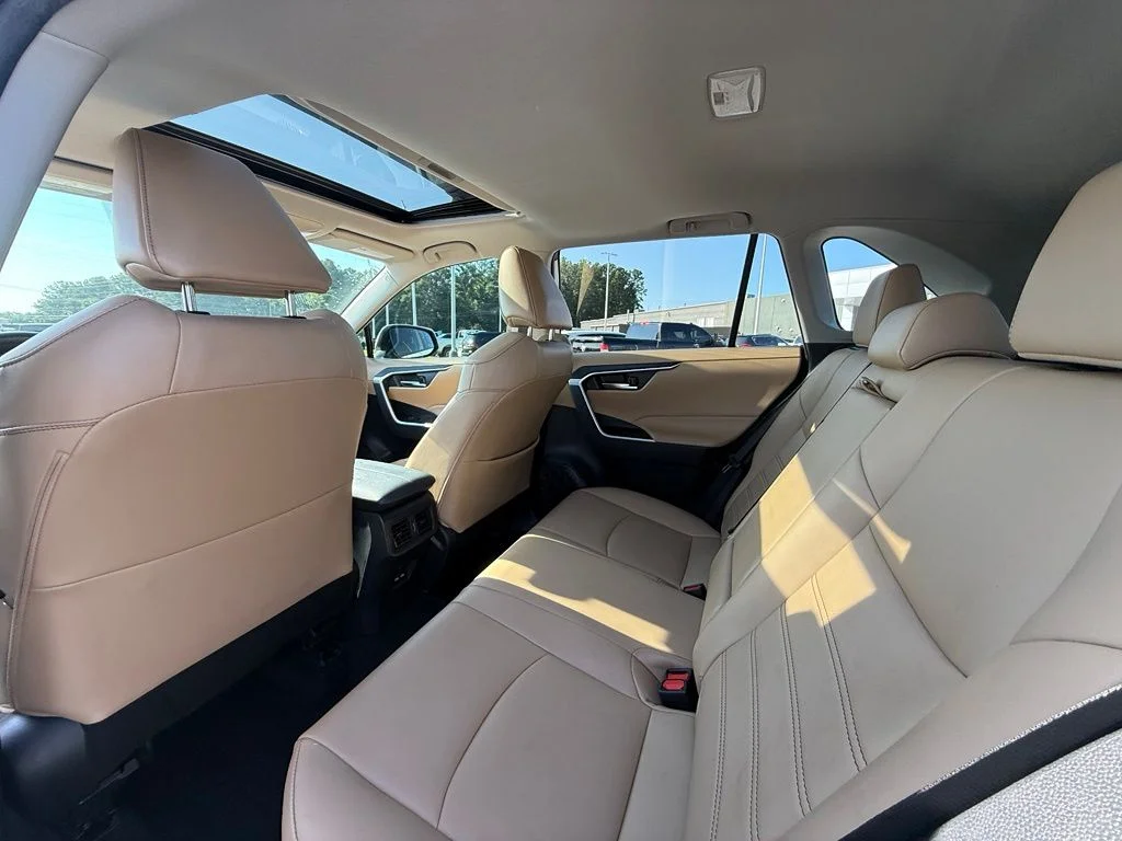 Used 2021 White Toyota XLE Premium image 18