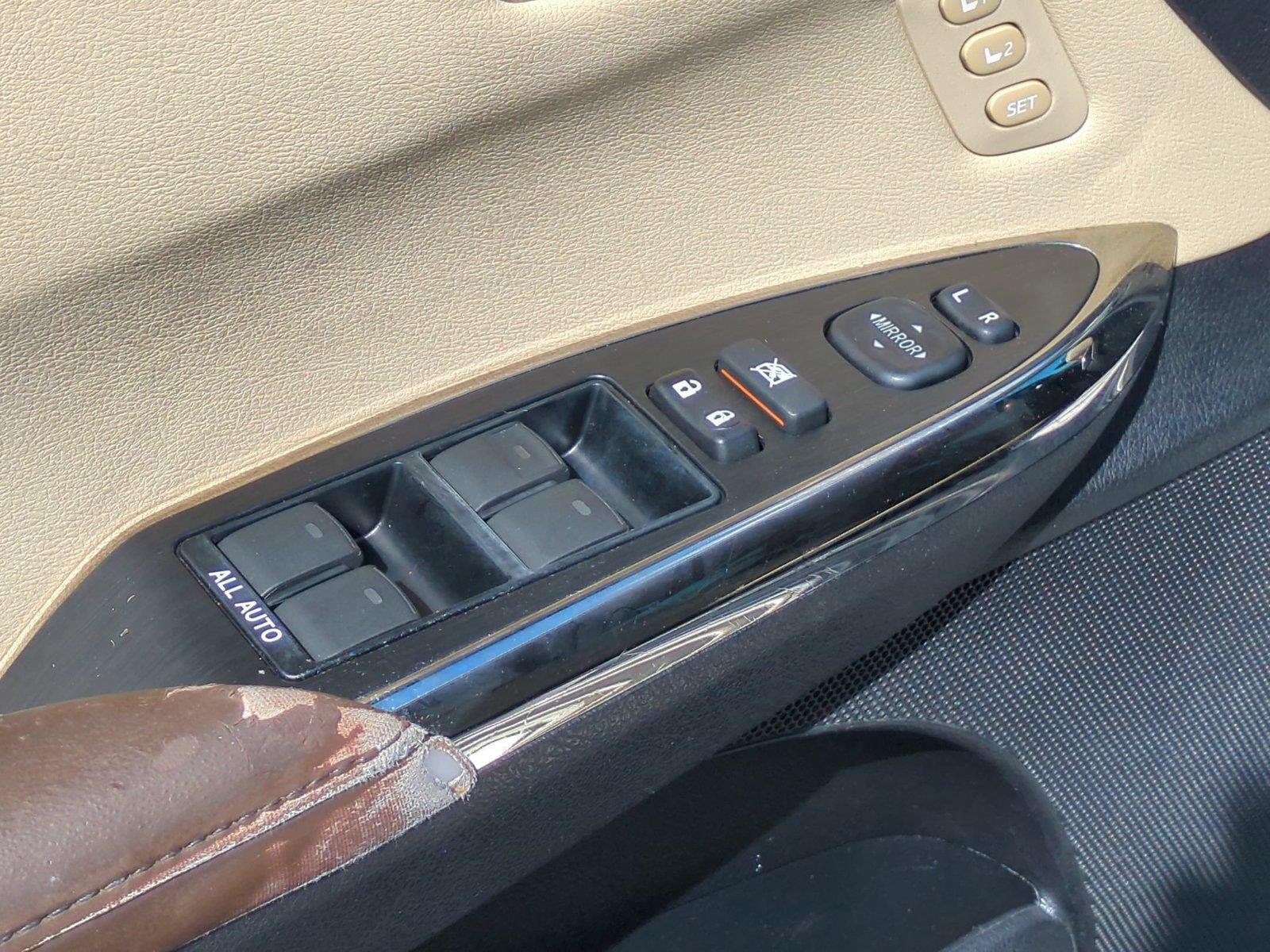 Used 2013  Toyota XLE Touring image 15