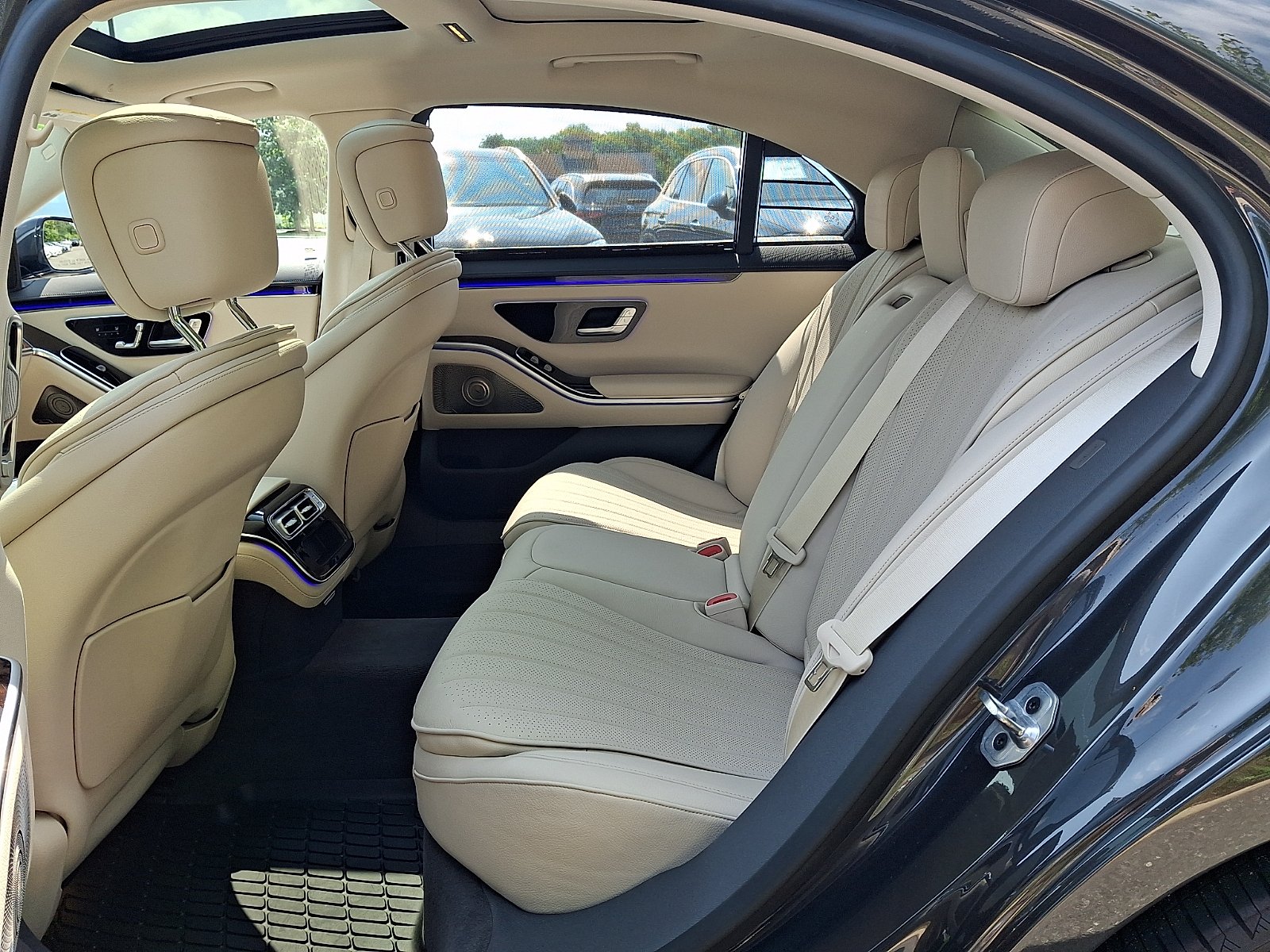 Certified Used 2023 Graphite Gray Metallic Mercedes-Benz 4MATIC® image 9