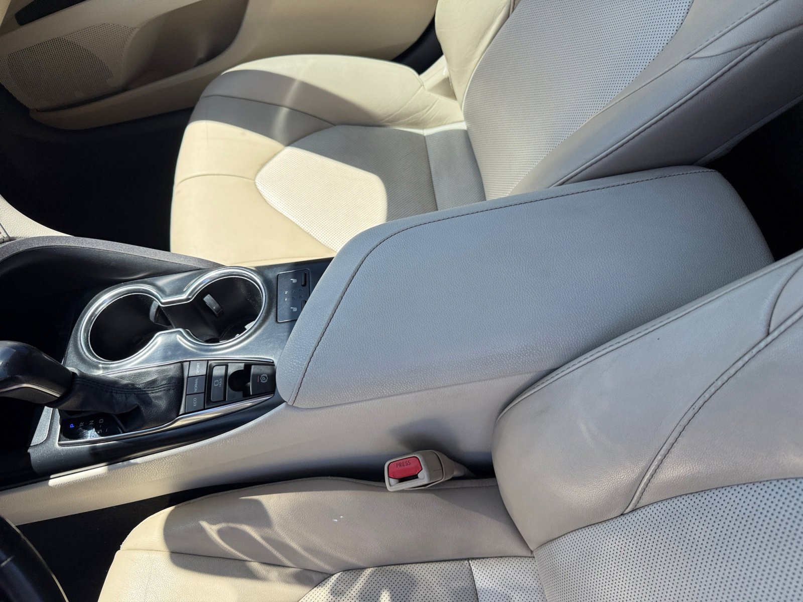 Used 2020 Pearl Toyota XLE image 14