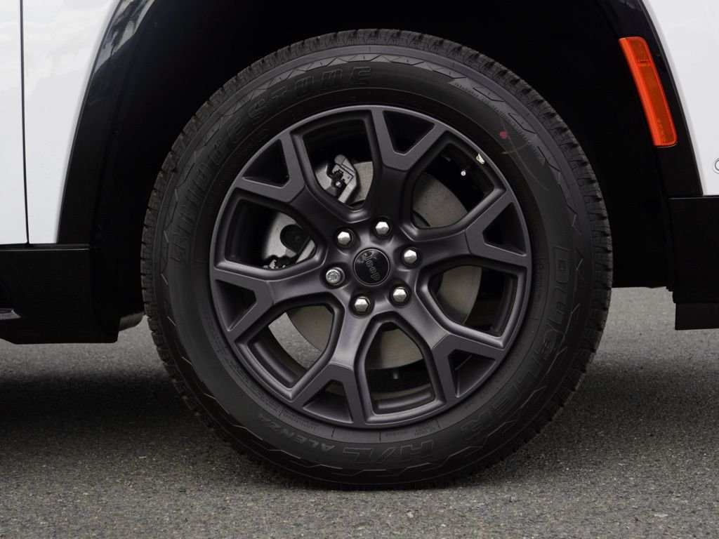 New 2026 Bright White Clear-Coat Exterior Paint Jeep Limited image 9