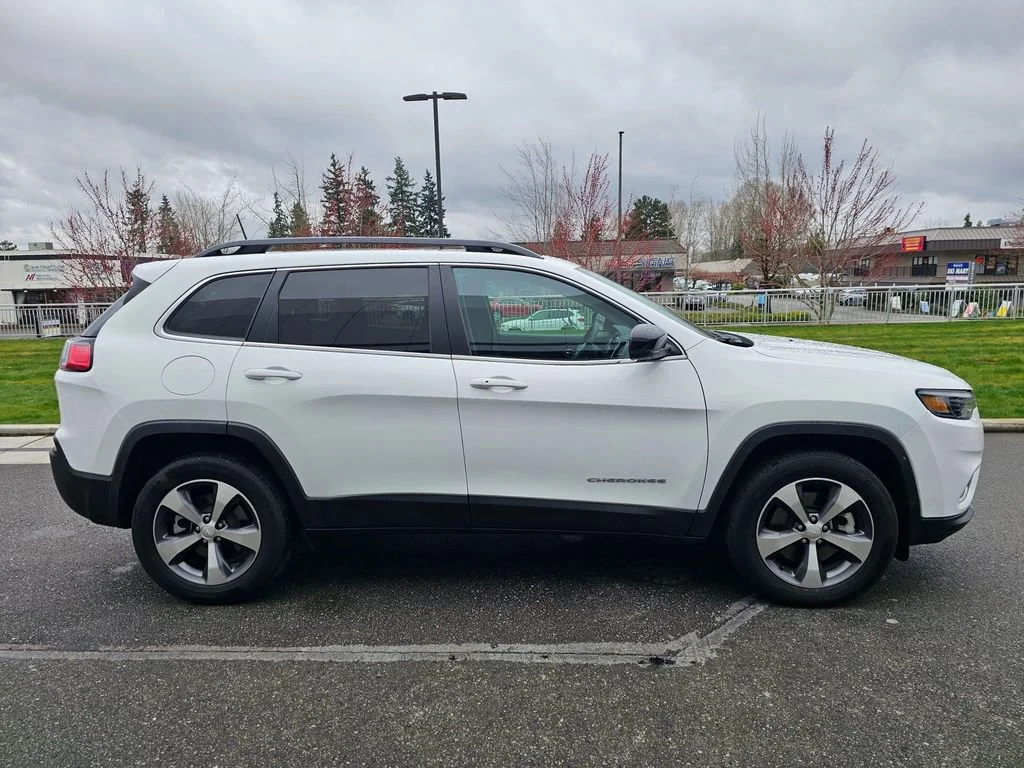 Used 2022  Jeep Limited image 6