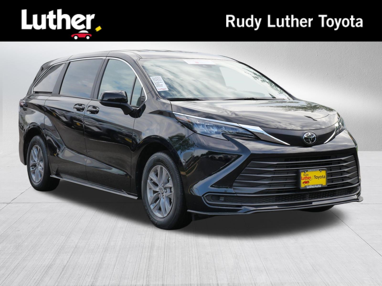 2026 Toyota Sienna LE 8-Passenger Hybrid FWD's photo