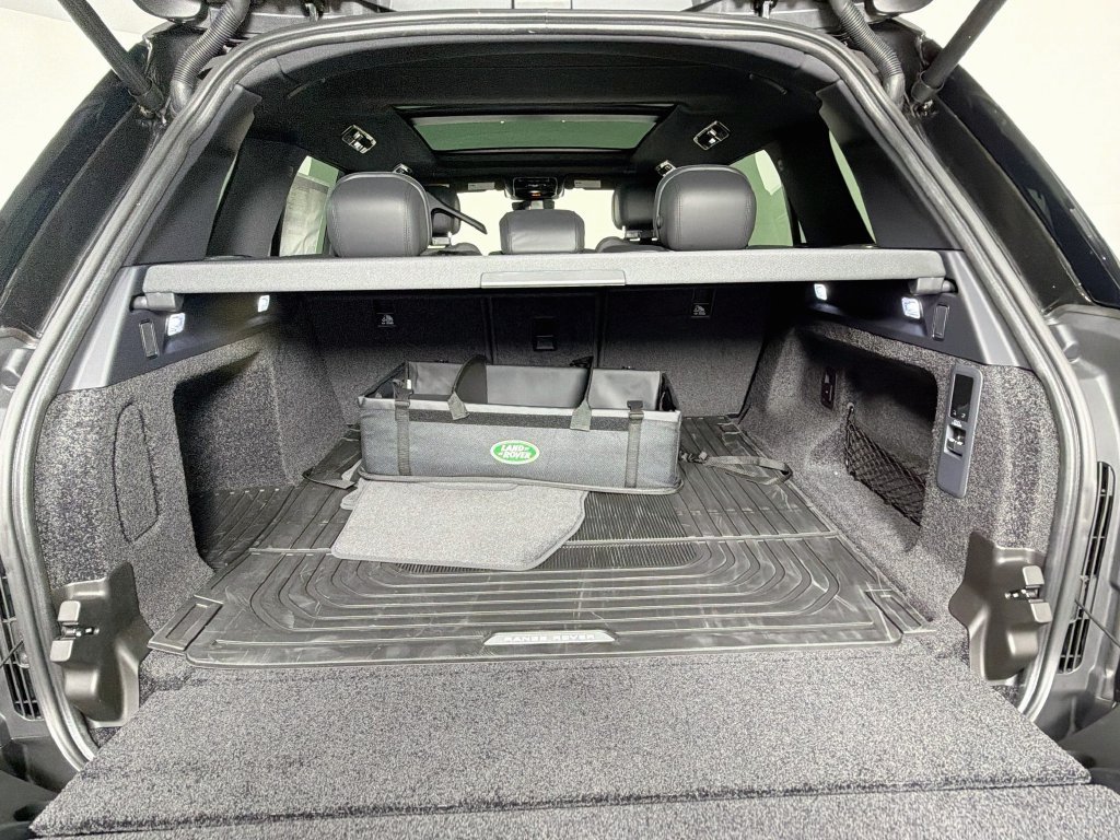 New 2027 Santorini Black Land Rover SE image 28