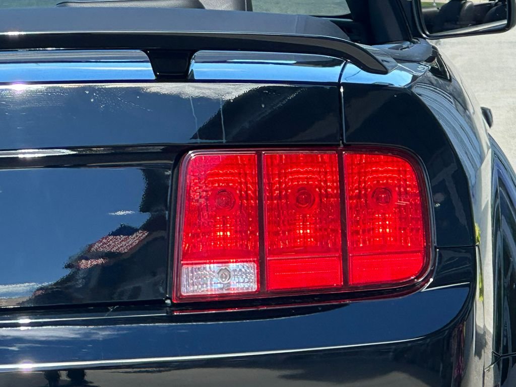 Used 2005 Black Ford  image 28