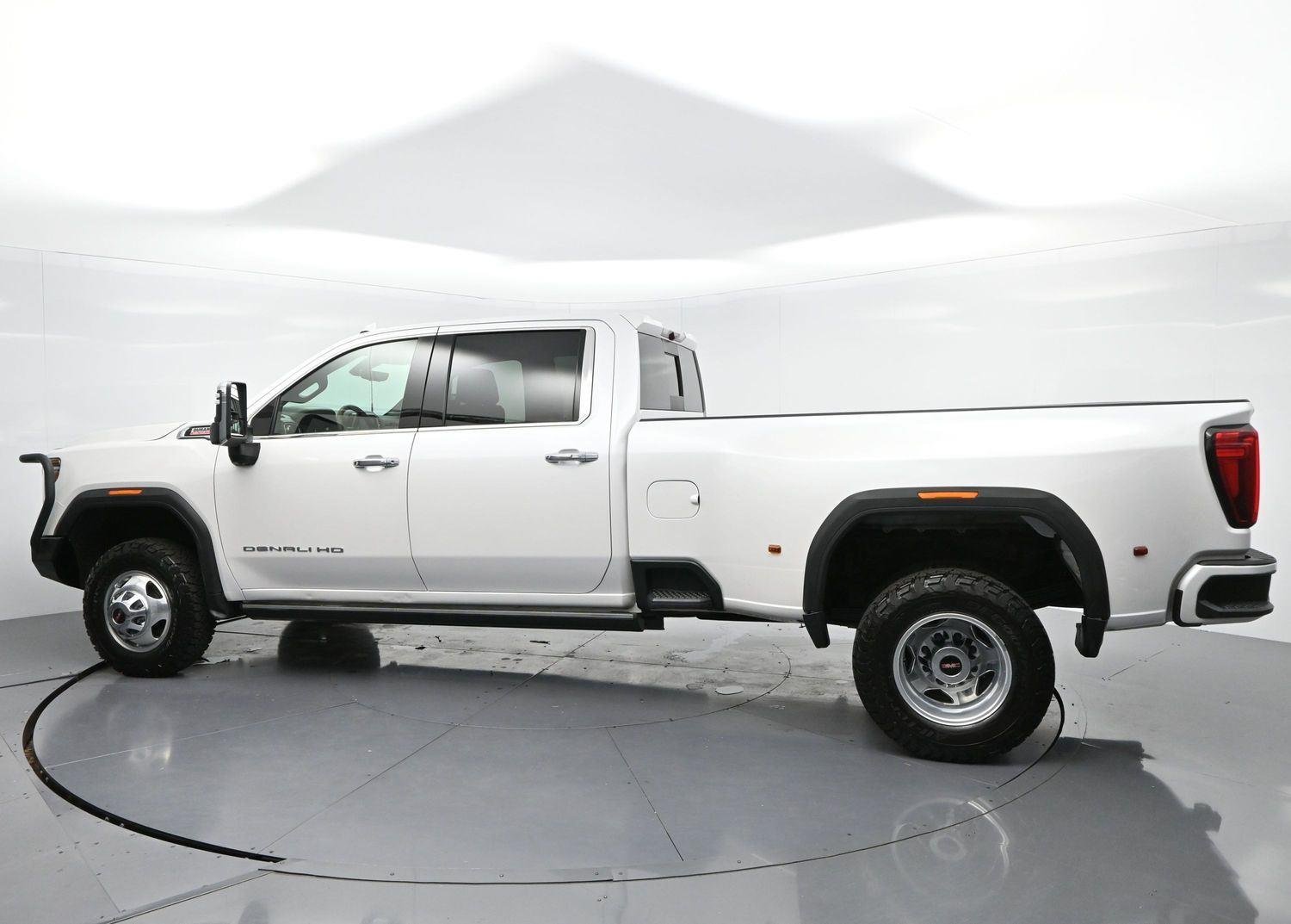 Used 2022 White Frost Tricoat GMC Denali image 5