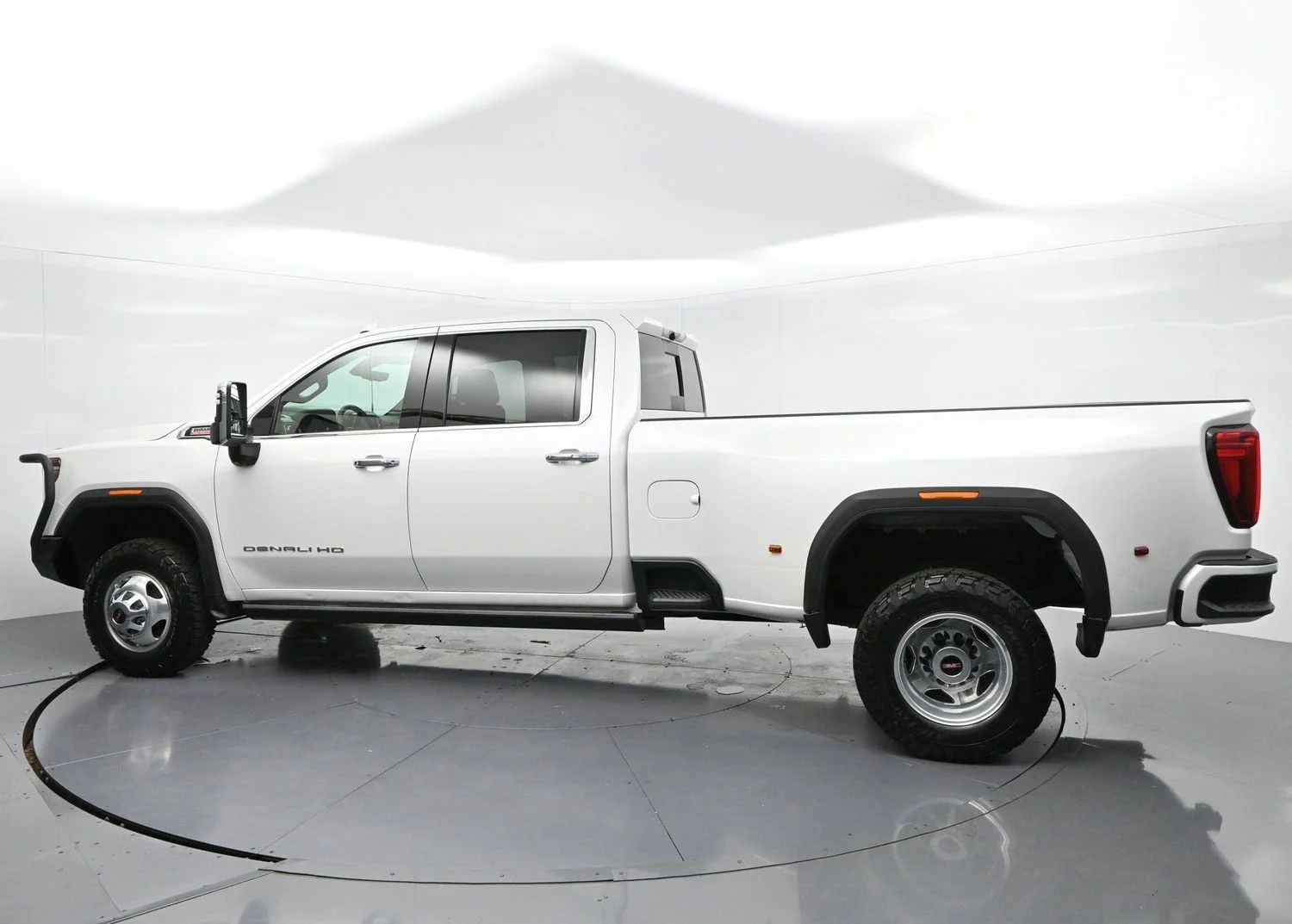 Used 2022 White Frost Tricoat GMC Denali image 5