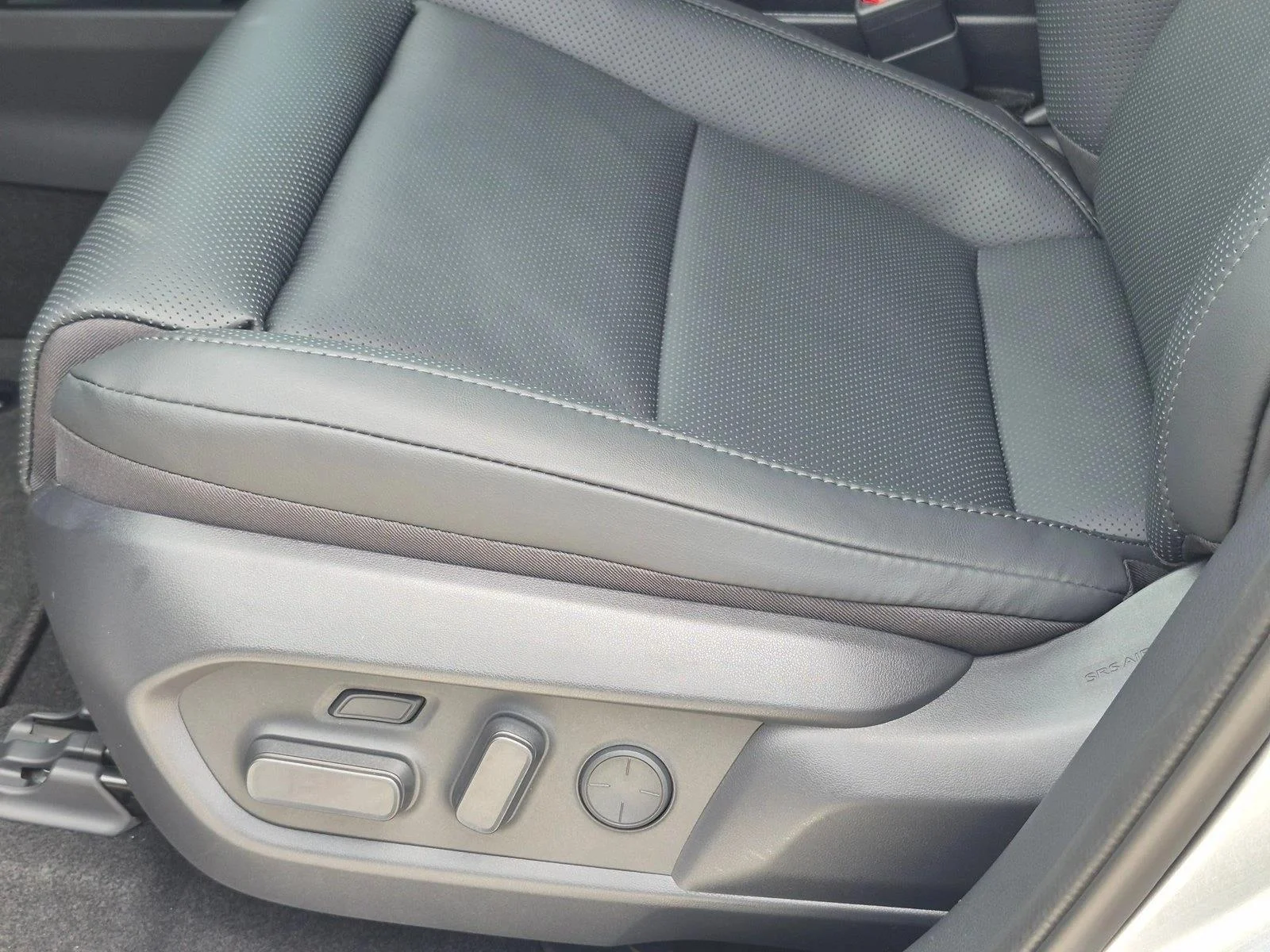 New 2026 Iridium Lexus ES 350e LUXURY image 4