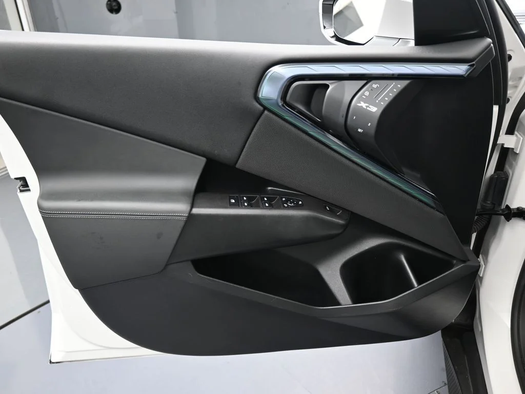 2025 BMW X3 30 - Photo 12