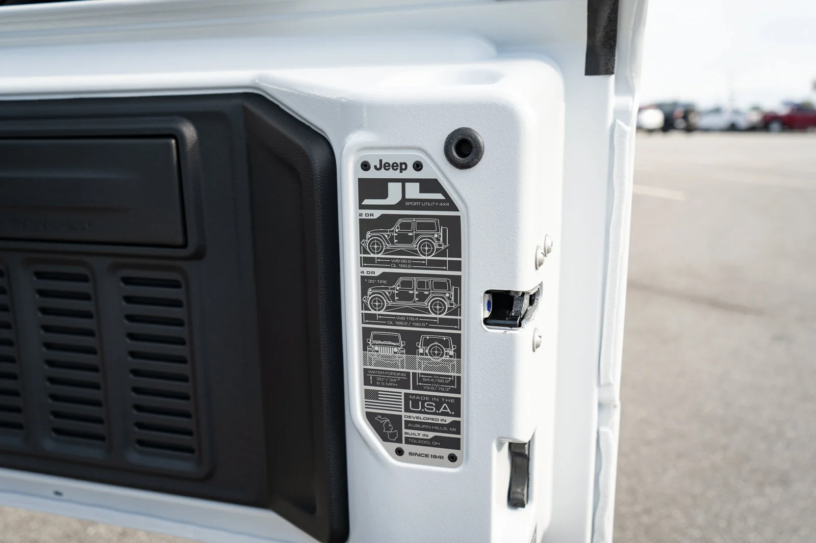 New 2027 Bright White Clear-Coat Paint Jeep Rubicon X image 19